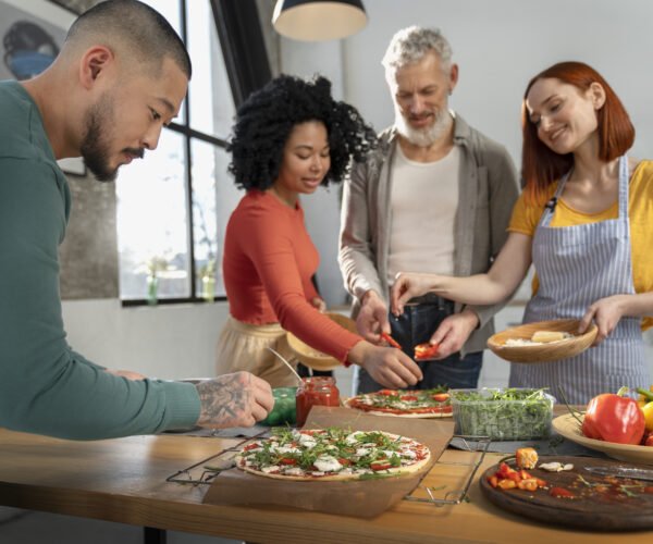 familia-de-tiro-medio-cocinando-deliciosa-pizza