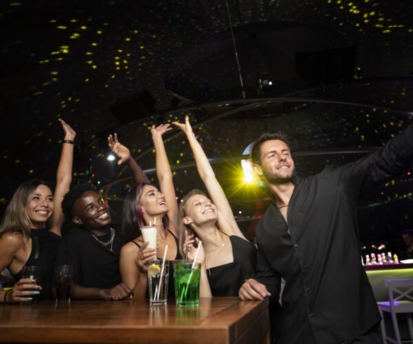 gente-de-la-vida-nocturna-divirtiendose-en-bares-y-discotecas (1)