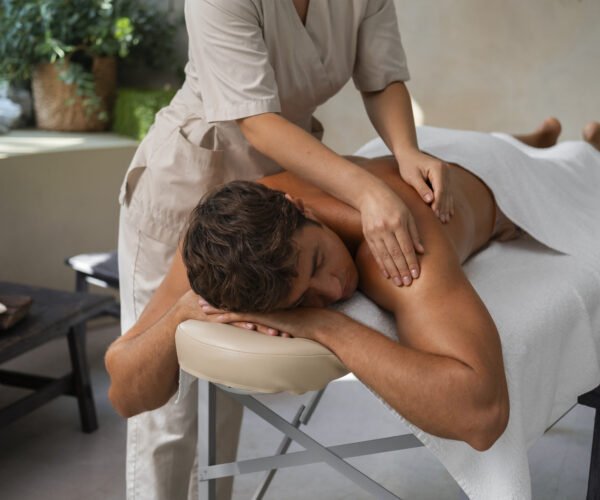 vista-lateral-mujer-trabajando-en-un-spa